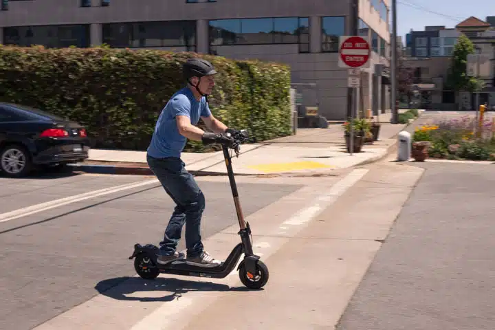 NIU Kqi3 pro ridden on street
