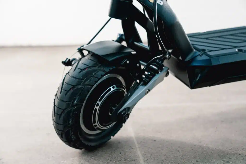Apollo Phantom front tire