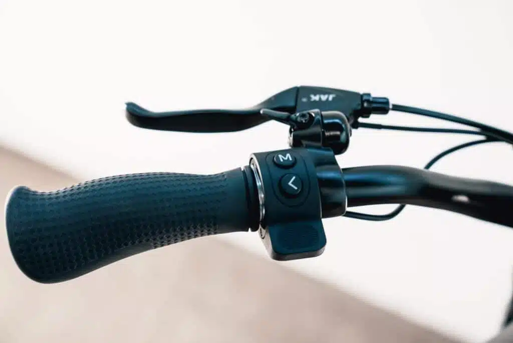 Apollo Phantom left handle bar controls