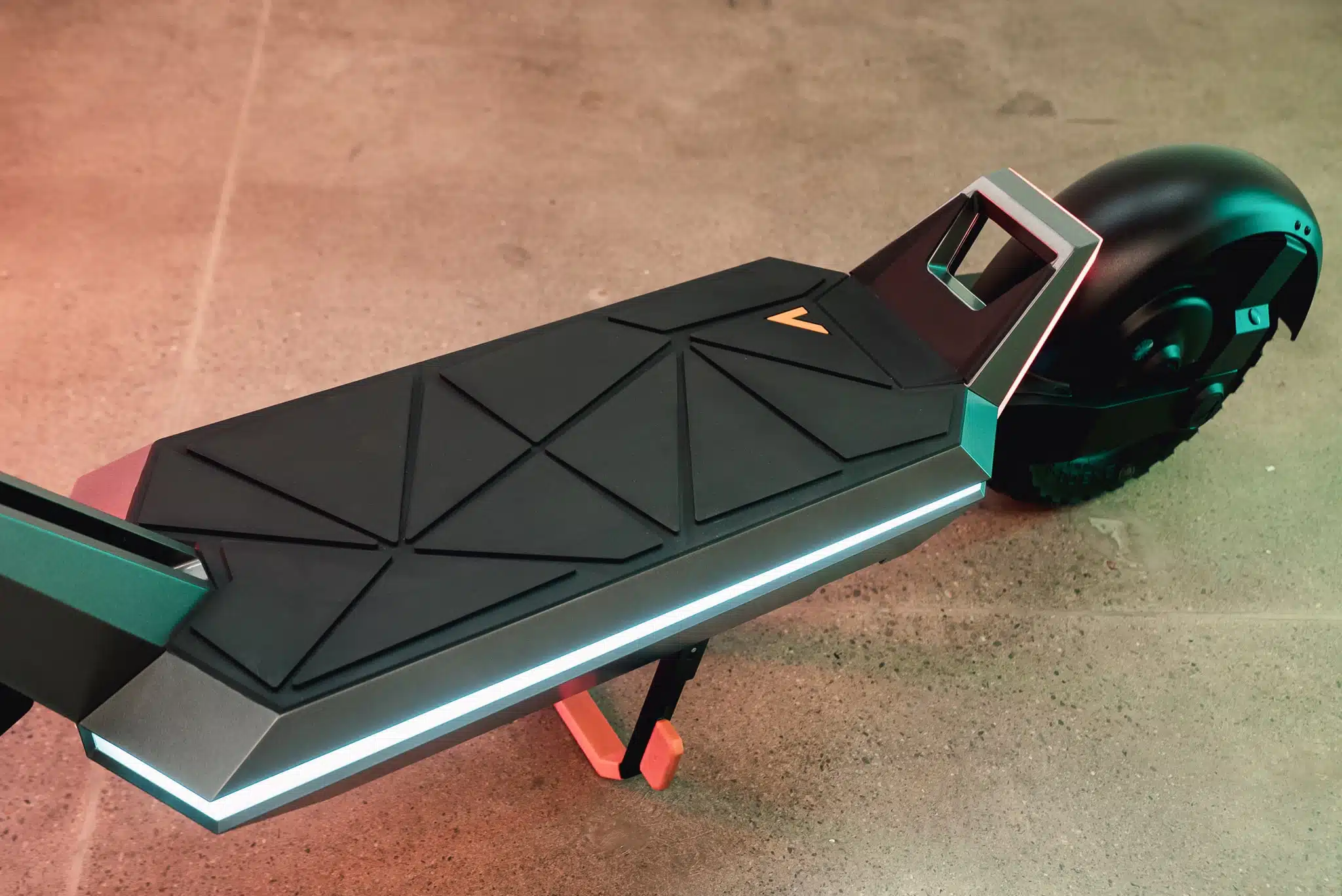 Apollo Pro 2023 Prototypbe featuring deck and kickstand