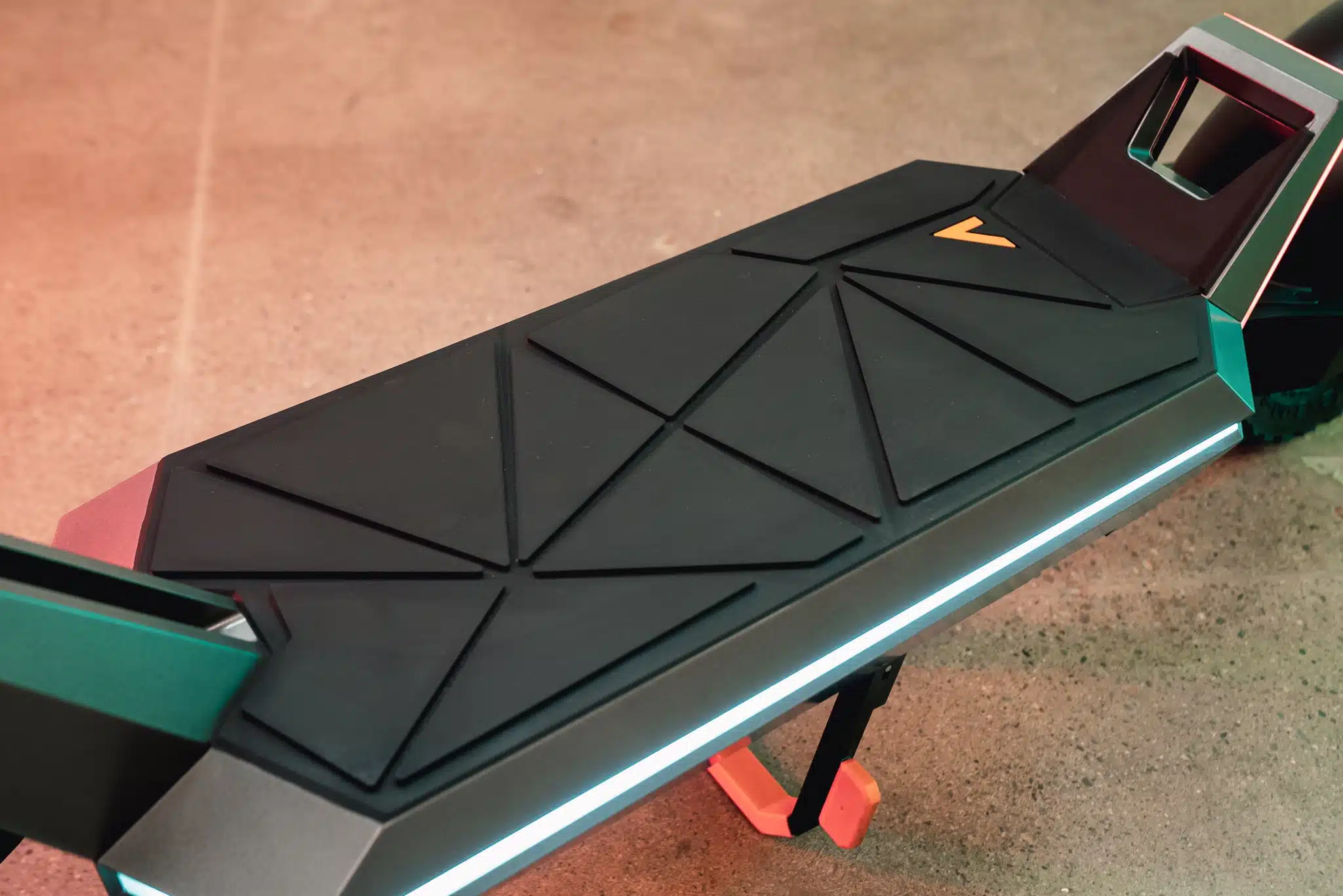 Apollo Pro 2023 prototype deck closup featuring grip