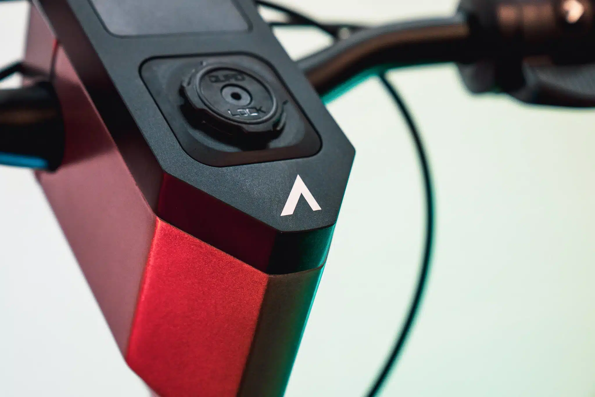 Apollo Pro 2023 prototype handelbars featuring phone mount