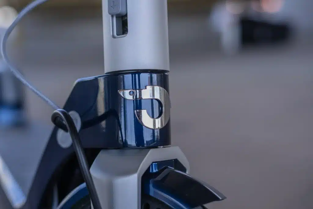 Unagi model one front facing logo highlight