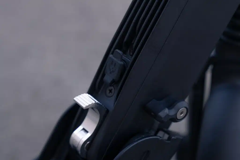 Fluid Mosquito stem latch