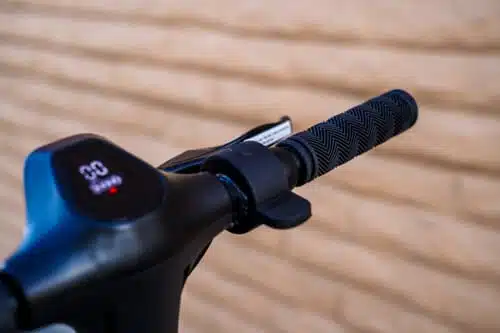 hiboy max v2 electric scooter display and handlebar