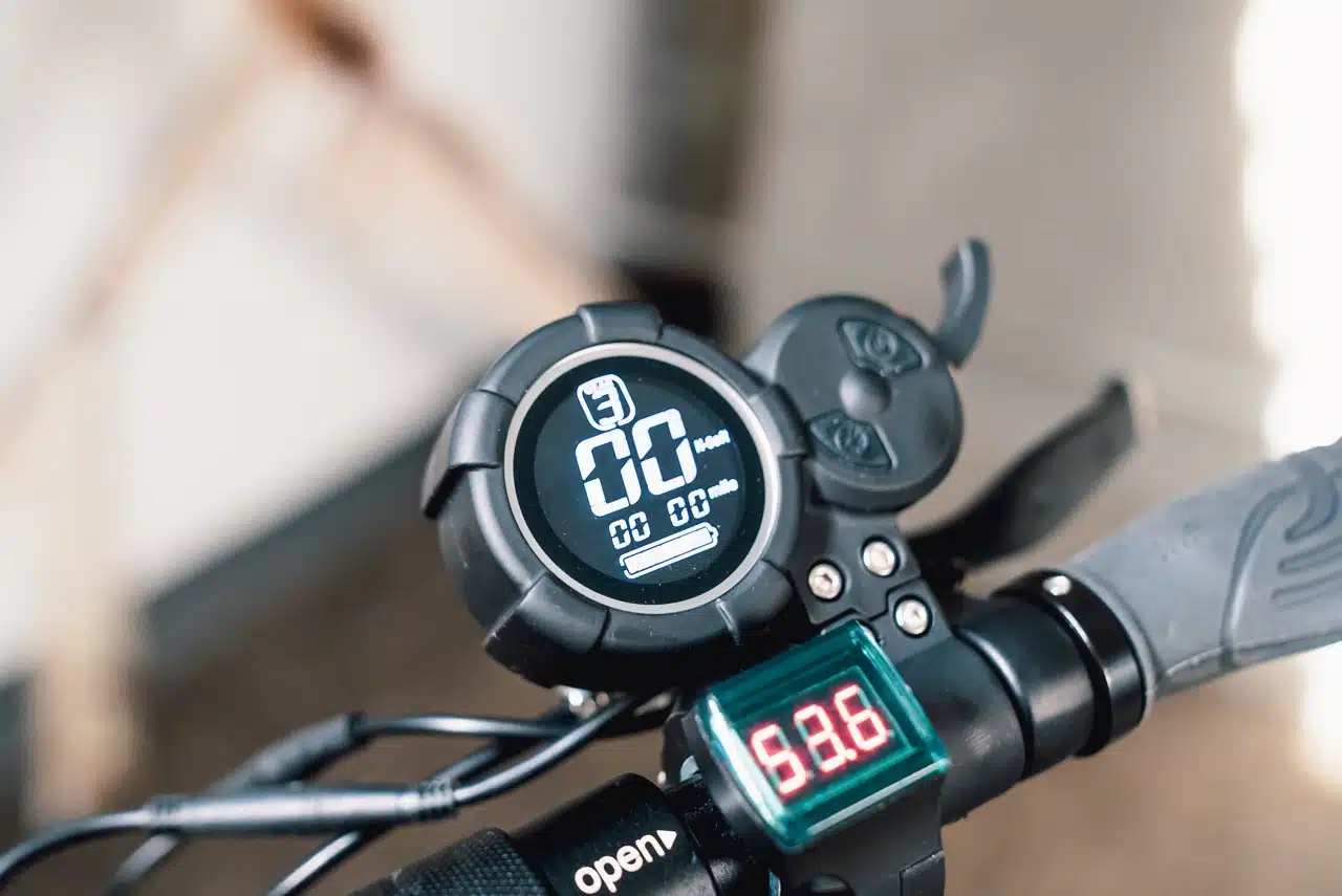 Synergy Aviator 2.0 digital speedometer and thumb throttle