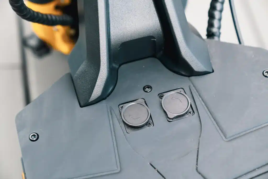 Vsett 11+ charging ports