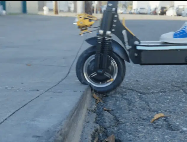 solar p1 2.0 electric scooter front tubeless 10 in tire squished on sidewalk