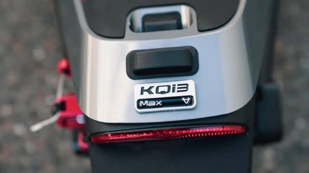 NIU Kqi3 max backwheel featuring KQI3 logo