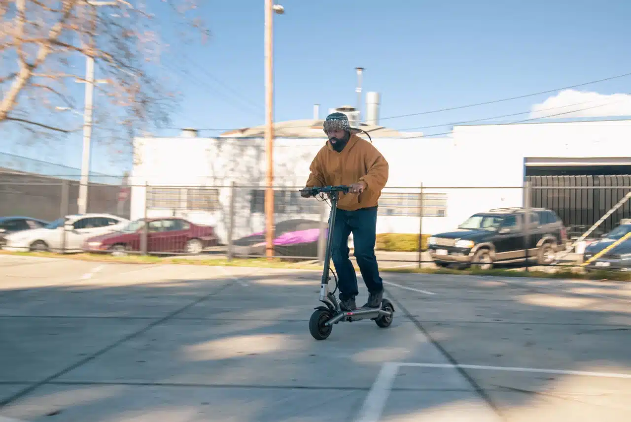 YINKE i% ridden through parking lot at high speeds