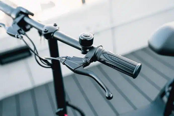 gotrax flex handlebarts featuring brake controls