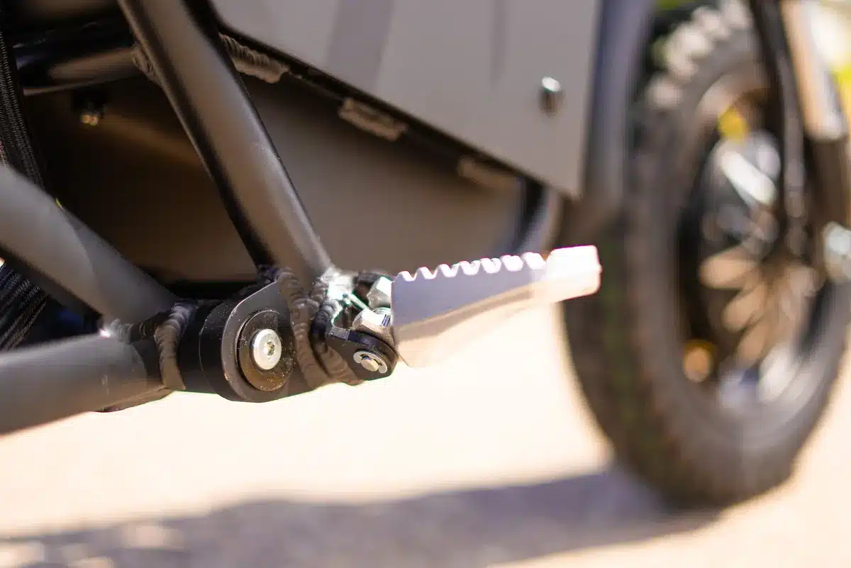 EMOVE RoadRunner Pro V2 Review: Surron Power in a Tiny, Stealthy Package 9 EMOVE RoadRunner Pro V2 e-moto style foot peg