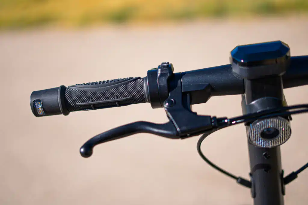 VMAX VX2 Lite Review: Premium Commuter Quality at a Much Lower Price 6 VMAX VX2 Lite brake lever