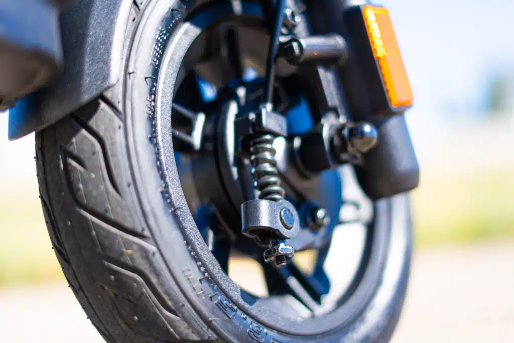 VMAX VX2 Lite Review: Premium Commuter Quality at a Much Lower Price 7 VMAX VX2 Lite front drum brake