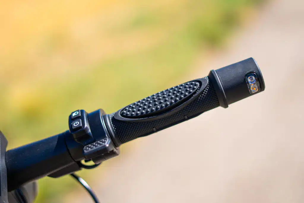 VMAX VX2 Lite Review: Premium Commuter Quality at a Much Lower Price 3 VMAX VX2 Lite throttle and V-Core controller close-up