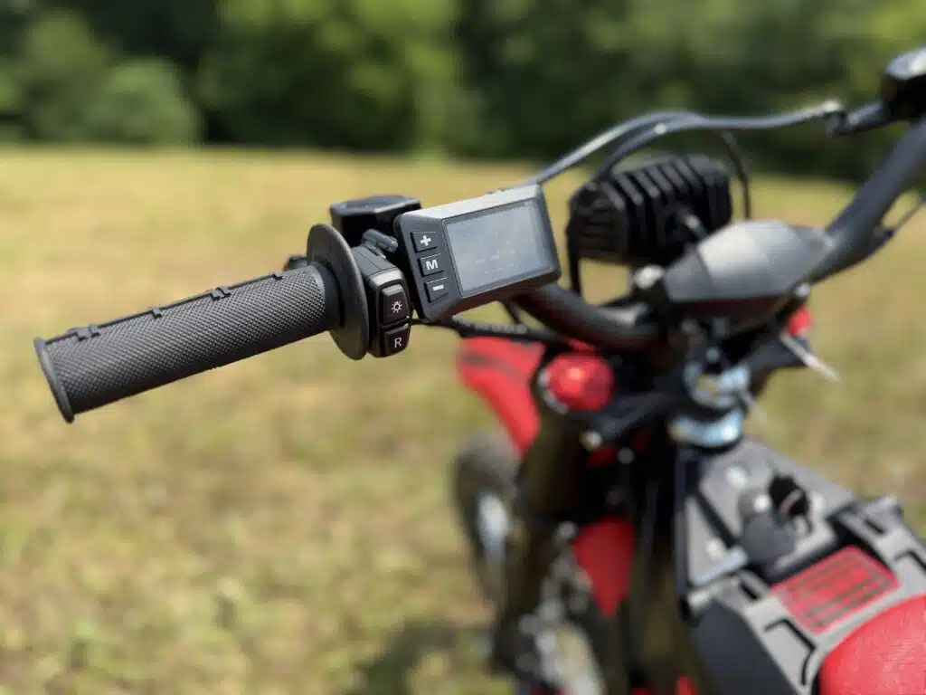 Yozma IN10 Pro Review: Is This $2,000 E-Dirt Bike a Real Sur Ron Killer? 4 Yozma IN10 Pro display screen showing the current riding mode