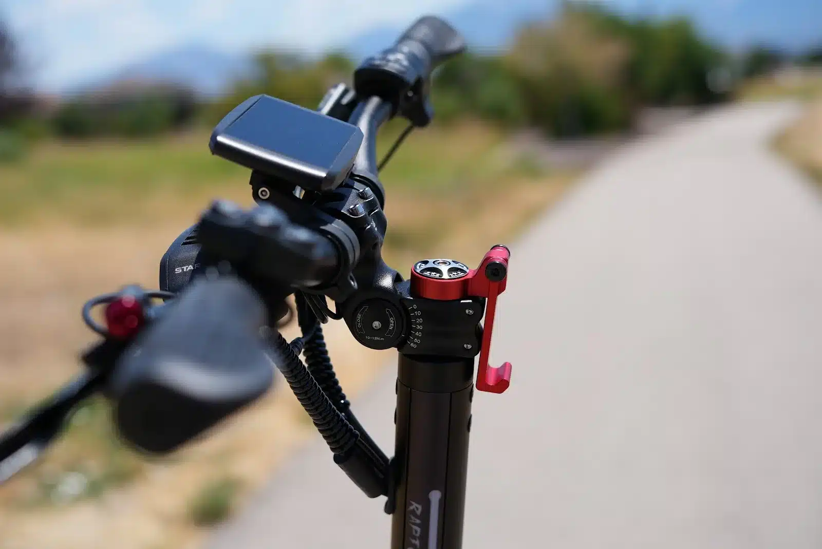 YUME Raptor 2 cockpit and display YUME Raptor 2 cockpit with full-color LCD display, half-twist throttle, brake levers and phone holder