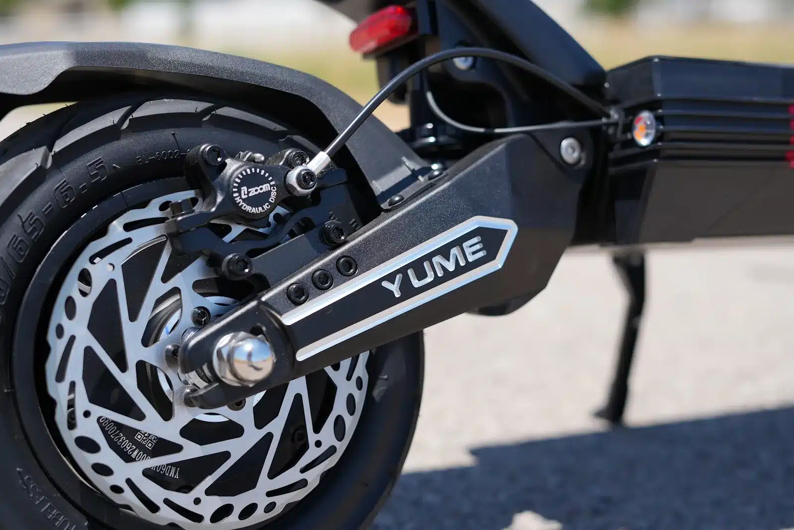 YUME Raptor 2 hydraulic disc brake YUME Raptor 2 rear two-piston hydraulic disc brake with 160mm rotor on the YUME-branded swingarm
