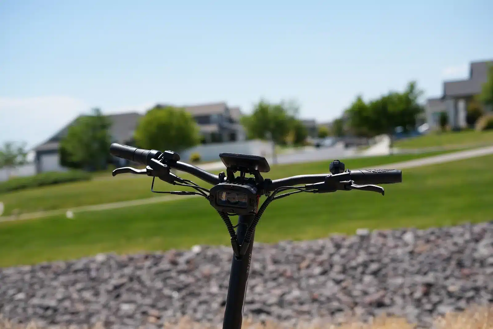 YUME Raptor 2 range test Rider view over the wide handlebars and display of the YUME Raptor 2 on an open road during our real-world range test