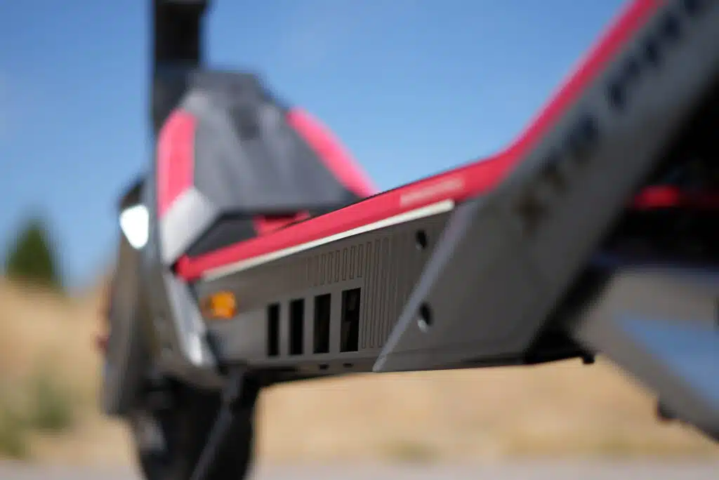 NAVEE XT5 Pro Review: A Fast, Stable 31 MPH Scooter With Serious Tech 4 NAVEE XT5 Pro deck and ground clearance detail