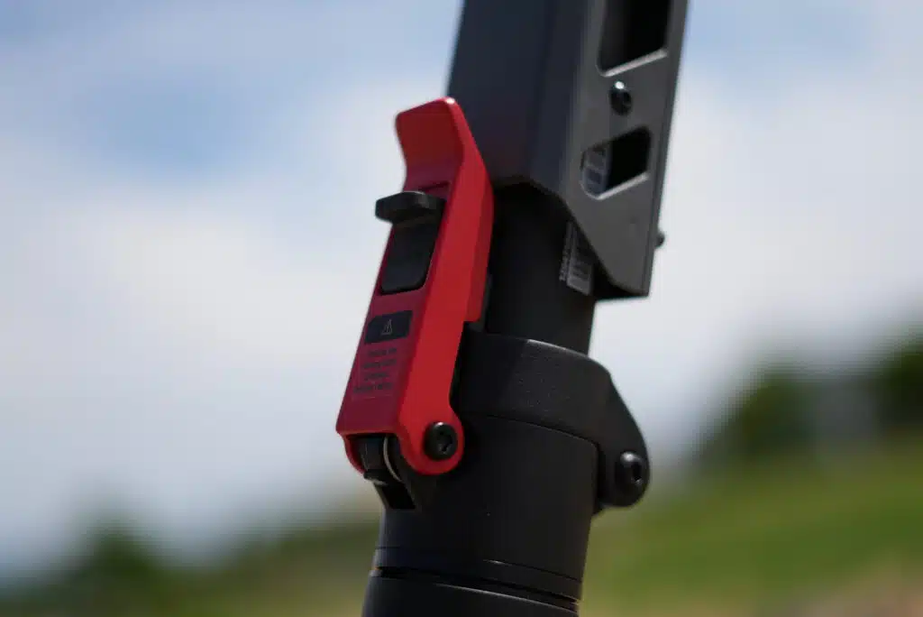 NAVEE XT5 Pro Review: A Fast, Stable 31 MPH Scooter With Serious Tech 7 NAVEE XT5 Pro folding latch and frame detail