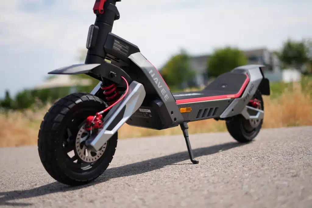 NAVEE XT5 Pro Review: A Fast, Stable 31 MPH Scooter With Serious Tech 3 Side view of the NAVEE XT5 Pro showing front and rear suspension